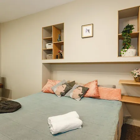 Families & Groups 4 Bedrooms 6 Guests