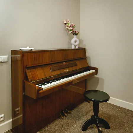 Families & Groups 4 Bedrooms 6 Guests *